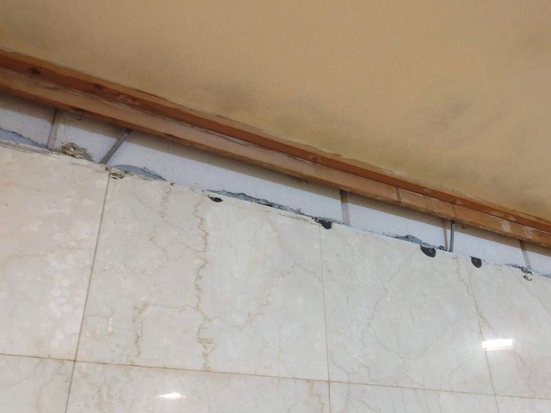 多田屋の男子トイレの壁